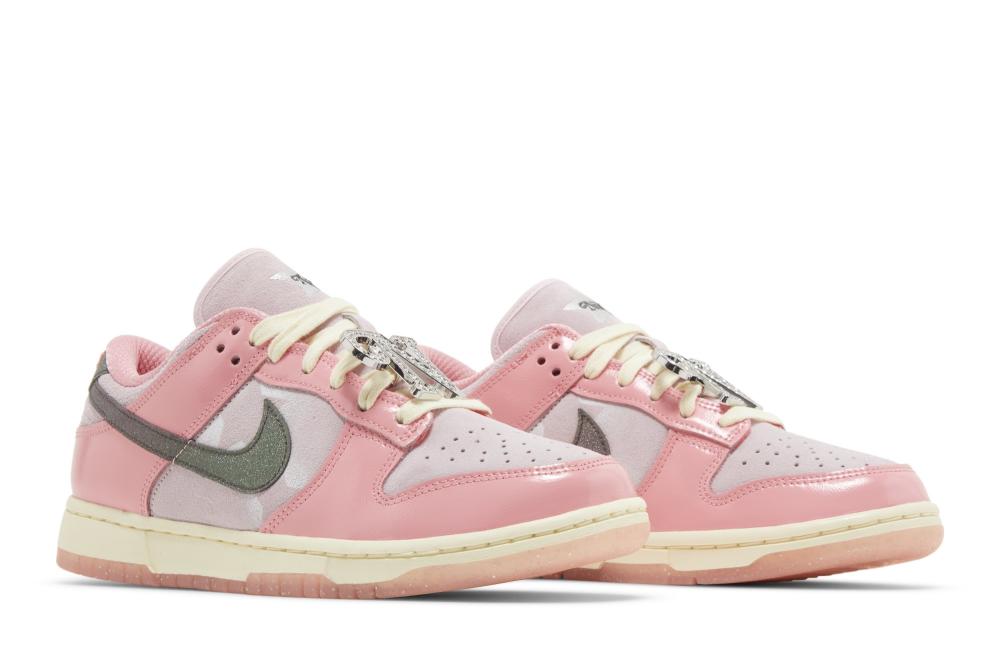 Wmns Dunk Low LX 'Barbie'