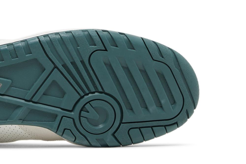 550 'White Vintage Teal'