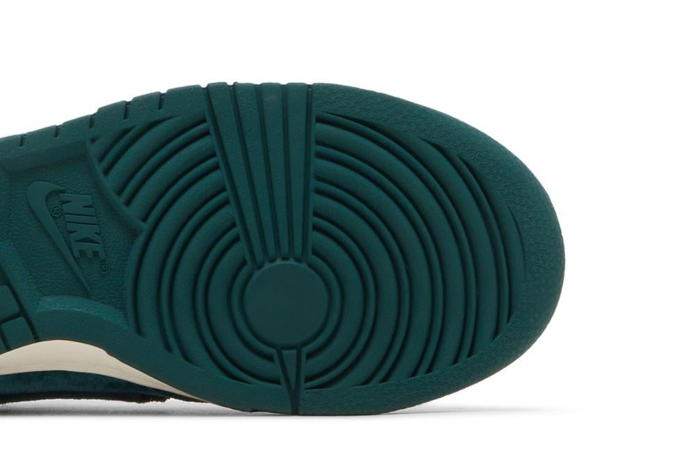 Wmns Dunk Low 'Green Velvet'