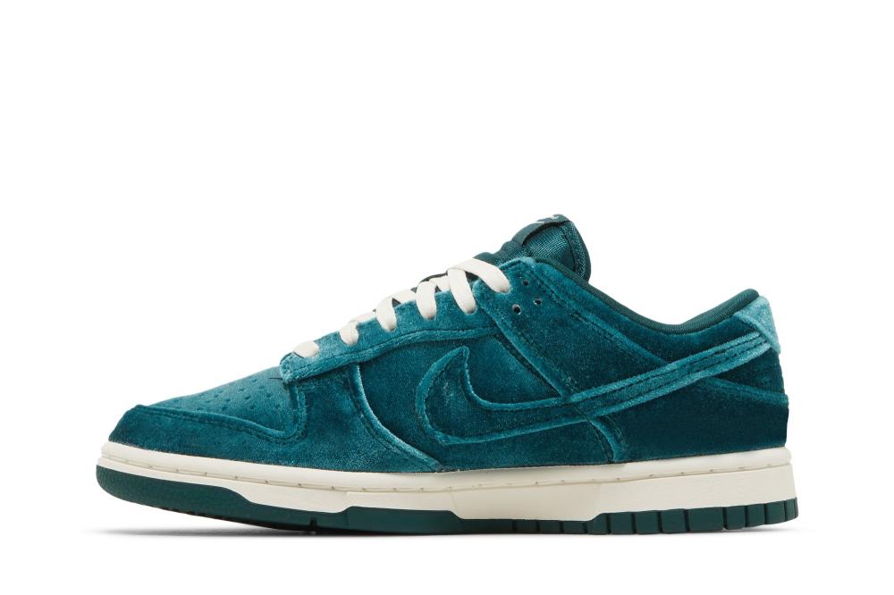 Wmns Dunk Low 'Green Velvet'