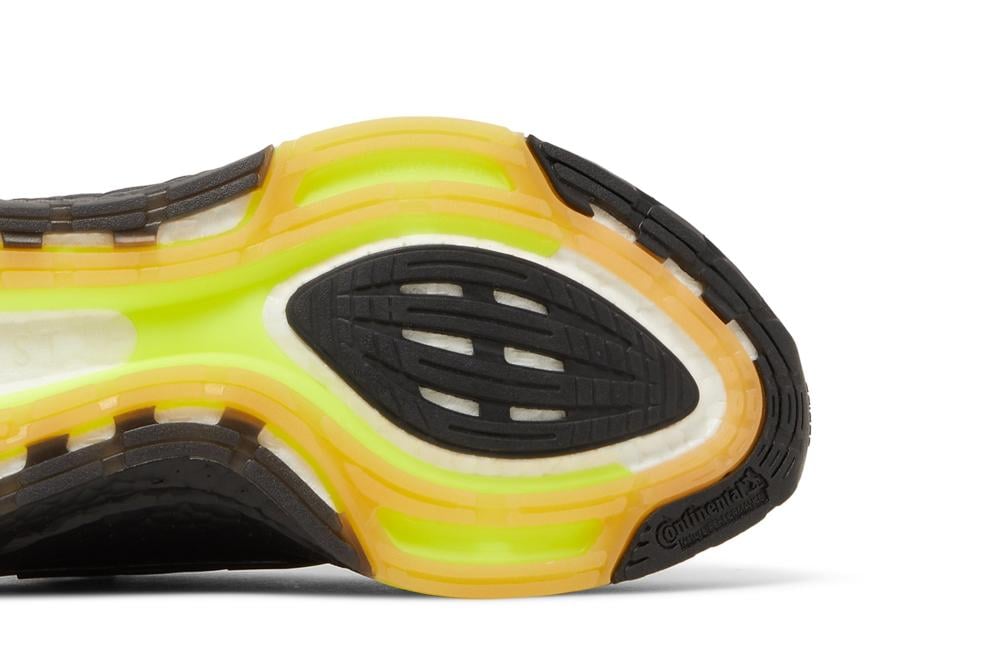 UltraBoost 22 'Black Solar Yellow'