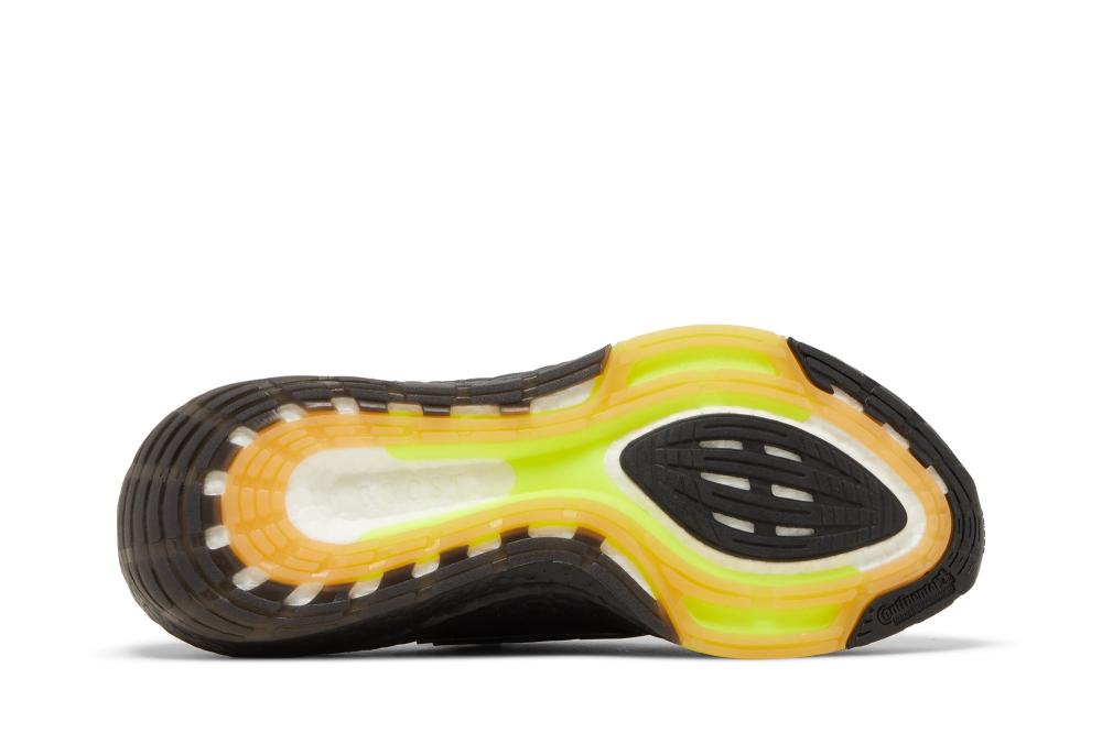 UltraBoost 22 'Black Solar Yellow'