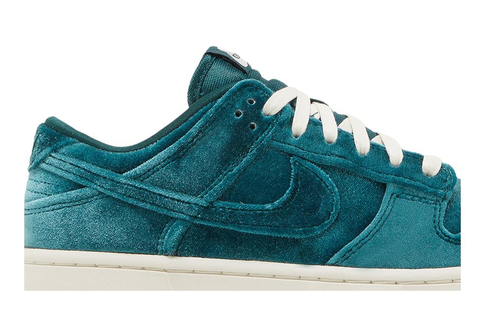 Wmns Dunk Low 'Green Velvet'