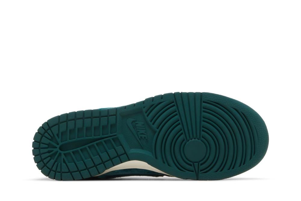 Wmns Dunk Low 'Green Velvet'