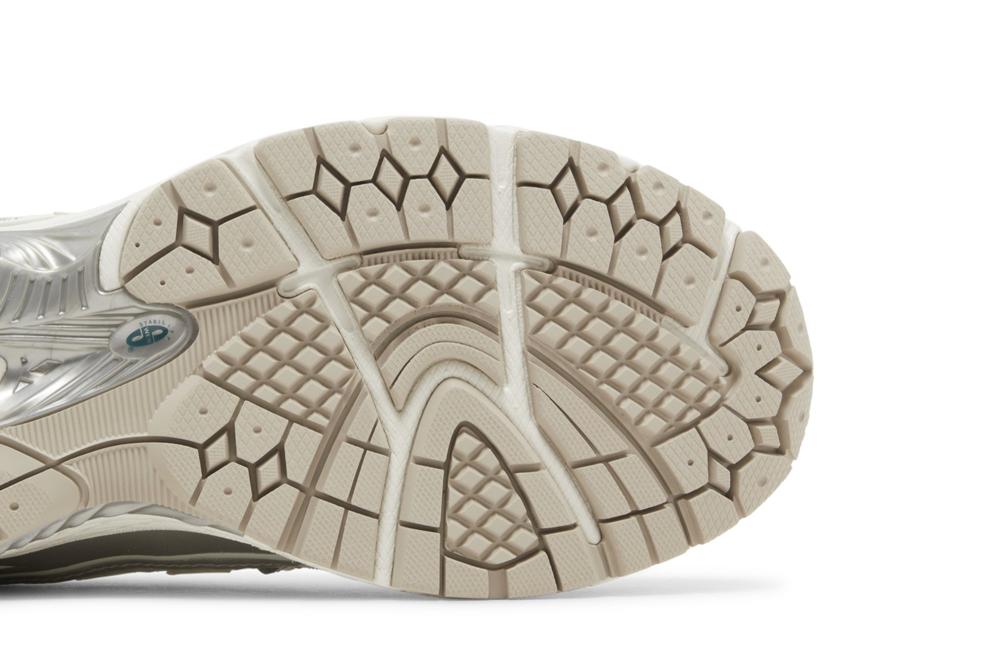 1906R 'Silver Metallic Cream'